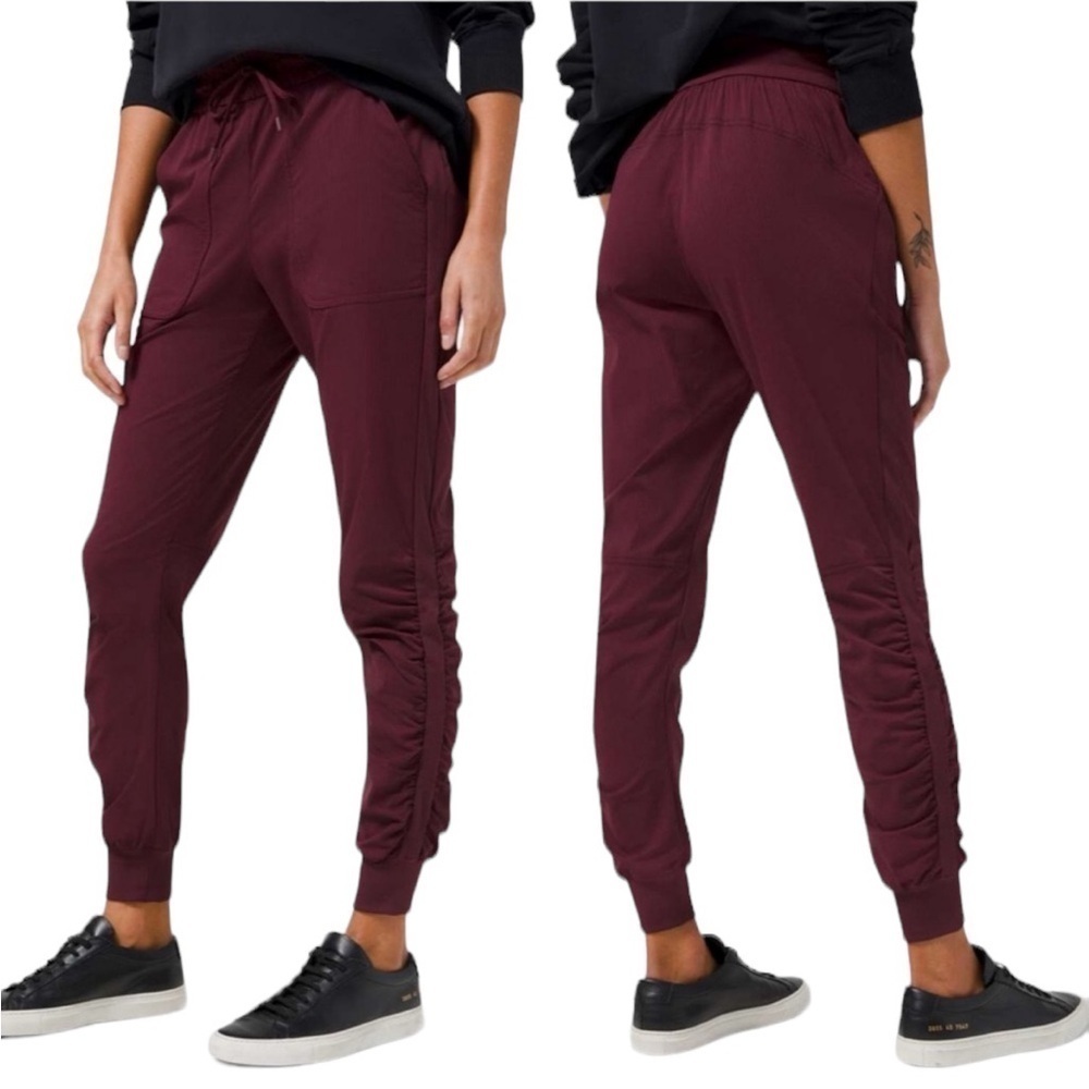Lululemon Beyond the Studio Jogger Size 6 in Cassis Maroon Purple
